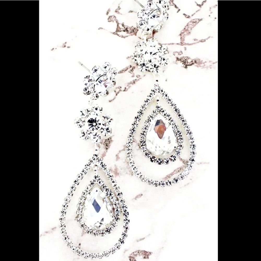 FREE With BUNDLE Crystal Silvertone‎ Frost Teardrop Earring